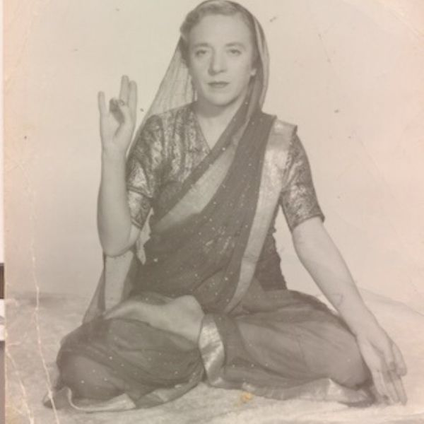 12 मई 1899 को रूस में यूजीन पीटरसन का जन्म हुआ था। उन्हें दुनिया की पहली विदेशी योग गुरु माना जाता है।