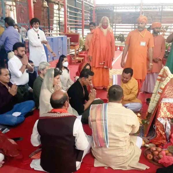 પૂજામાં અક્ષય કુમાર, જેક્લીન, નુસરત તથા અન્ય