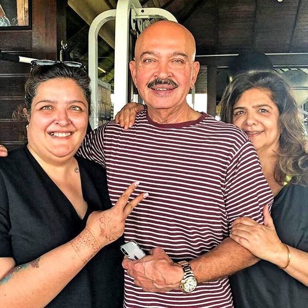 पत्नी और बेटी के साथ राकेश रोशन