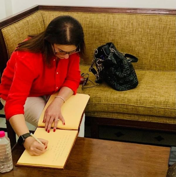 किले का भ्रमण करने के बाद विजीटर बुक में कमेंट लिखती अंजली तेंदुलकर।