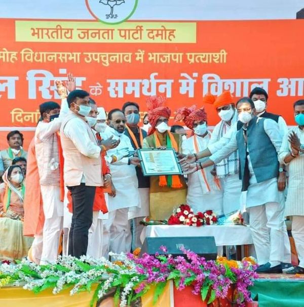 दमोह में सभा के दौरान सीएम के साथ मंत्री गोविंद सिंह। (फाइल फोटो)