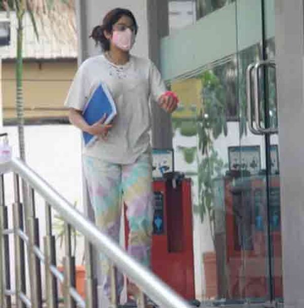 जाह्नवी कपूर हिंदुजा अस्पताल के बाहर