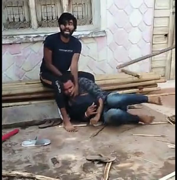 गुर्जर समाज के लड़के को पीटते लोग