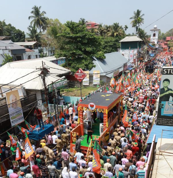 केंद्रीय गृह मंत्री अमित शाह ने त्रिपुनिथुरा शहर में रोड शो किया।