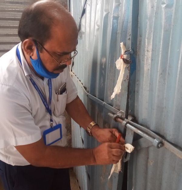 जांच के बाद फैक्ट्री को सील करते अधिकारी।