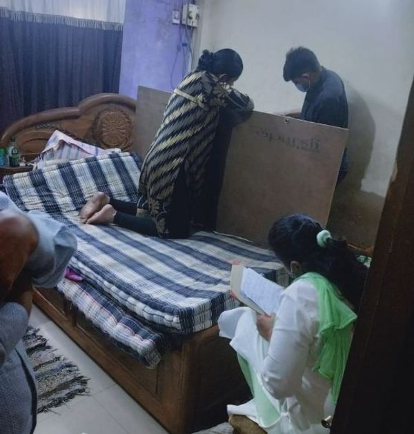 तलाशी के एक दौरान टीम ने एक-एक सामान को खोलकर देखा।