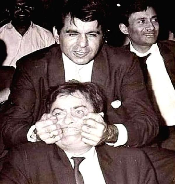 राज कपूर और दिलीप कुमार कितनी बेहतरीन बॉन्डिंग शेयर करते थे इसका अंदाजा इस तस्वीर से लगाया जा सकता है।