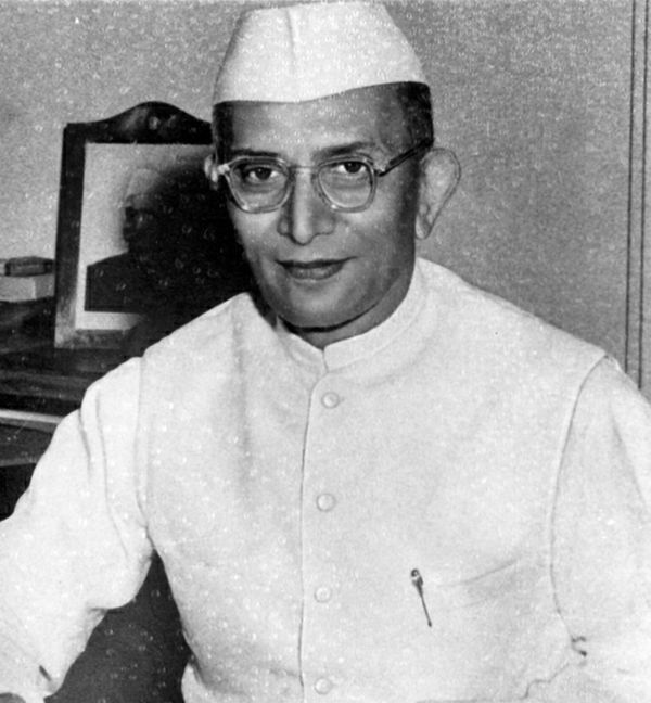 देश की पहली गैर-कांग्रेसी सरकार के प्रधानमंत्री मोरारजी देसाई का 1995 में आज ही के दिन निधन हुआ था।