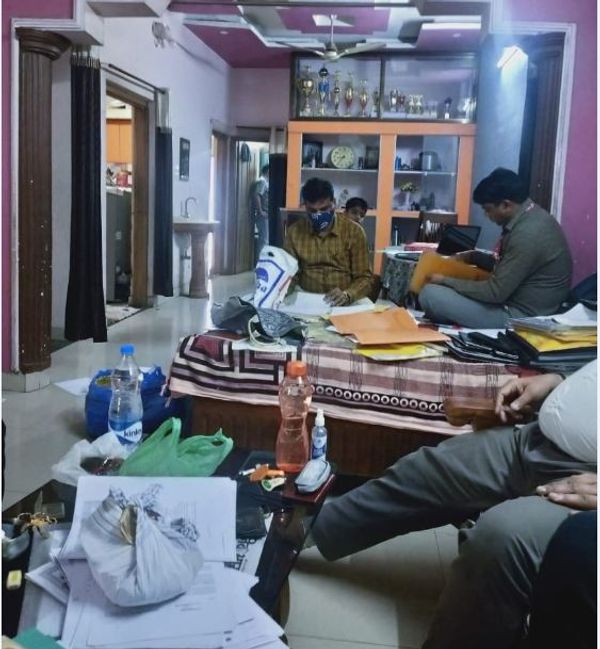 पुलिस को मौके से 24 से अधिक संपत्तियों का पता चला।