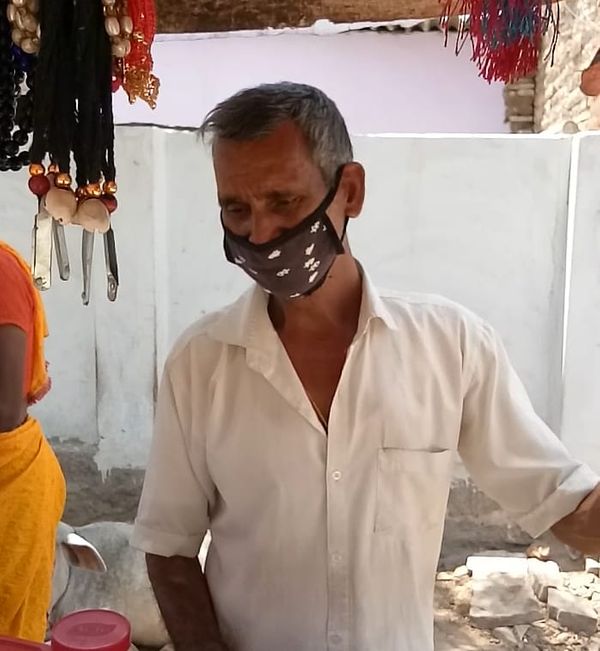श्रंगार का सामान बेचने वाला विनोद।