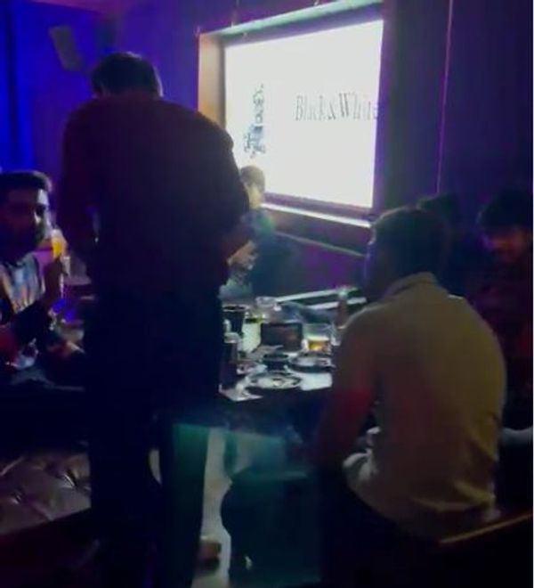 इस तरह पुलिस को पार्टी करते मिले लोग।