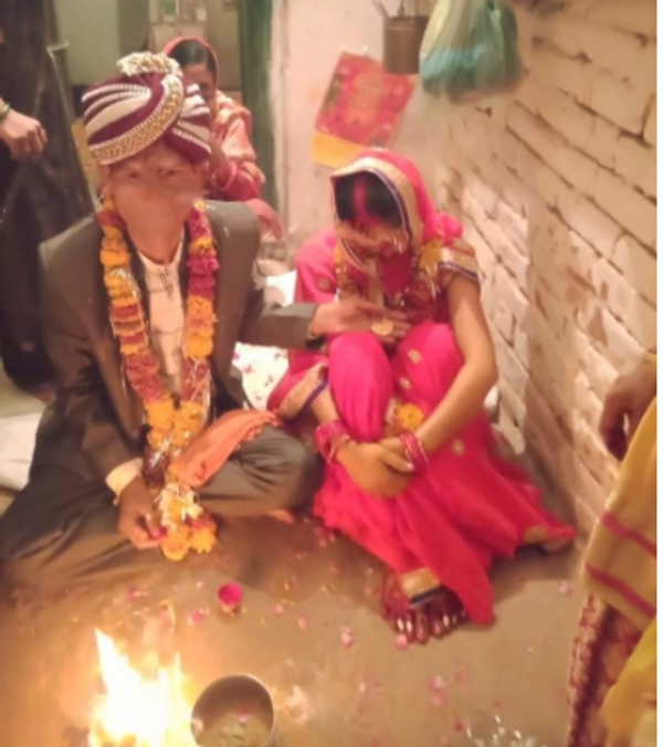 शादी की रस्तों को मंडप नीचे करते हुए।