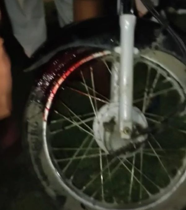 घटनास्थल पर दुर्घटनाग्रस्त बाइक।