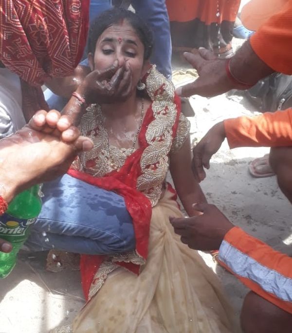 नदी से निकलती लाशों का दृश्य देखकर एक महिला बेहोश हो गई।