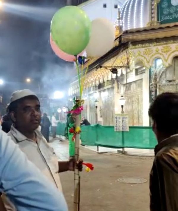 बढ़ते कोरोना केसेज के कारण मुंबई में लॉकडाउन लगा है, लेकिन भिंडी बाजार और डोंगरी समेत कई इलाकों में इस समय मेले जैसा माहौल नजर आ रहा है।