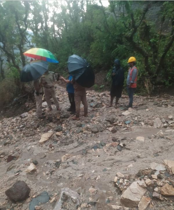 रेस्क्यू टीम को घटना वाली जगह पहुंचने में परेशानियों का सामना करना पड़ा। (रुद्रप्रयाग नरकोटा)