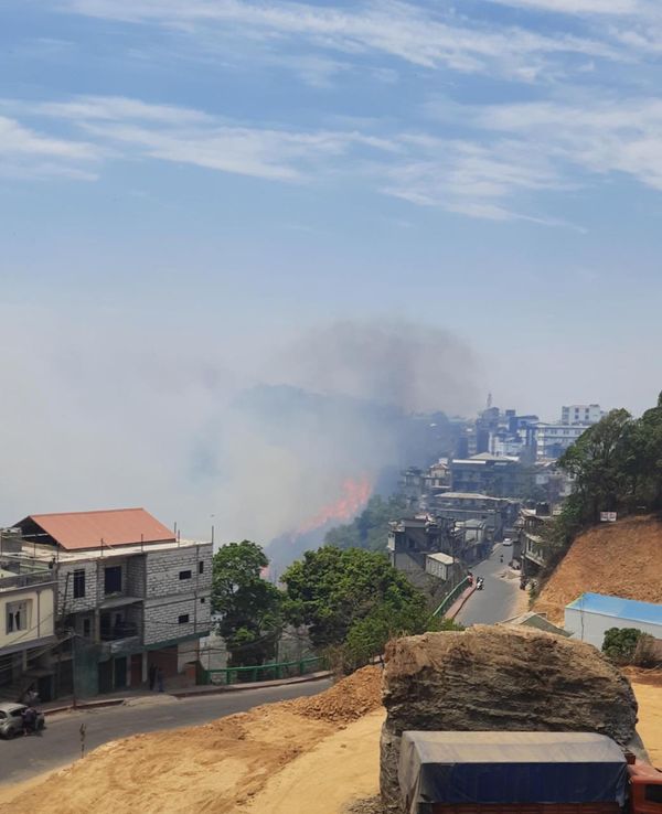 mizoram forest fires news update। Fire has been burning in 3 districts for two days, fire has reached close to cities, fire fighters lost, CM calls on PM Modi | 2 दिन के भीतर 4 जिले चपेट में आए, फायर फाइटर्स के बाद अब एयरफोर्स ने संभाला मोर्चा 7 आग दूसरे दिन भी नहीं कम हुई। शहर का नजारा धुंआ-धुंआ हाे गया।