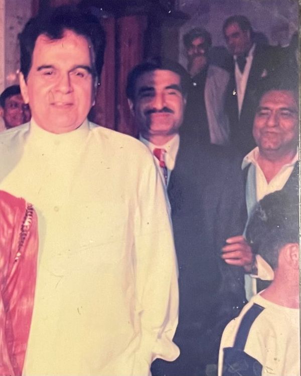 1998 में दिलीप कुमार की पाकिस्तान यात्रा के दौरान उनके साथ पुलिस अधिकारी अब्दुल मजीद खान।