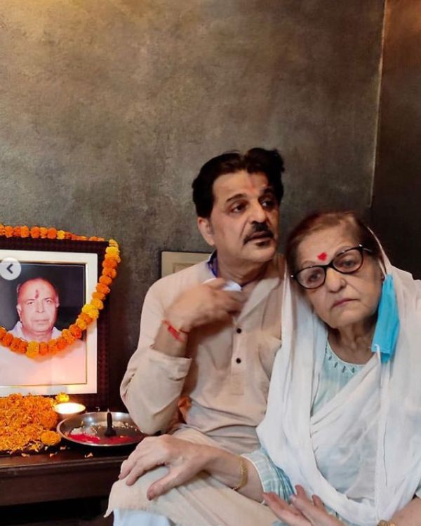 पिता के निधन के बाद मां के साथ राजेश खट्टर