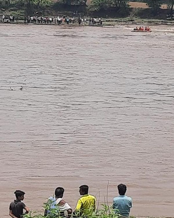 घाटों पर लगी लोगों की भीड़।