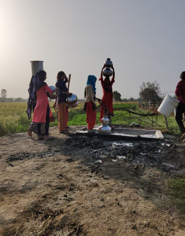 महिलाएं और बच्चियां गांव से करीब एक किमी दूर इस हैंडपंप से पानी लाने को मजबूर हैं।