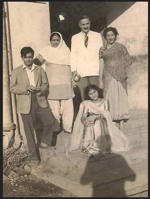1950 में आई फिल्म बाबुल के सेट पर नर्गिस के साथ दिलीप कुमार। 12 जून, 2021 को उनके सोशल मीडिया अकाउंट से ये फोटो शेयर कर फैन्स से पूछा गया था कि ये किस फिल्म के सेट का फोटो है?