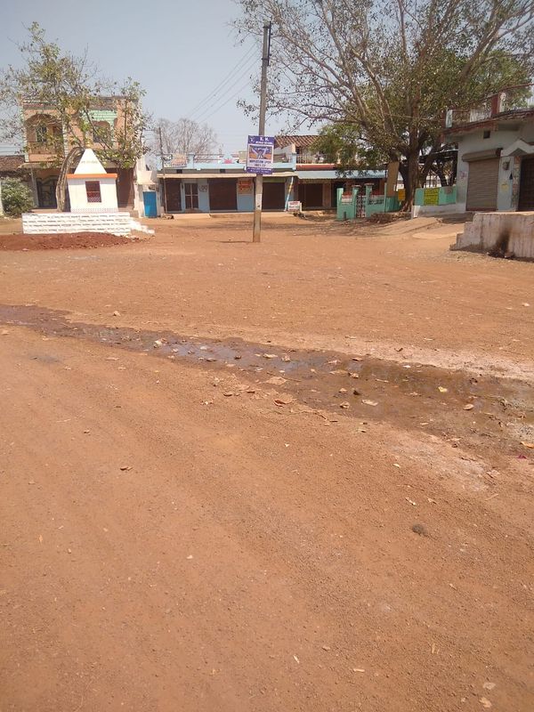 गांव की सड़कों पर पूरी तरह से सन्नाटा पसर गया है।