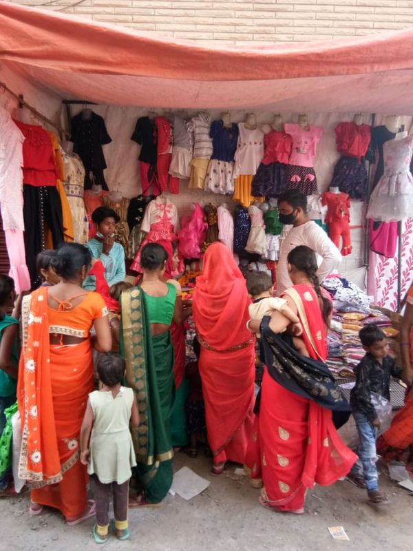 दुकानों पर खरीददारी के लिए उमड़ी महिलाएं