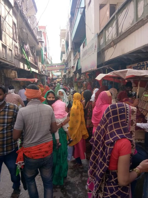 हनुमान चौराहे पर लगी भीड़