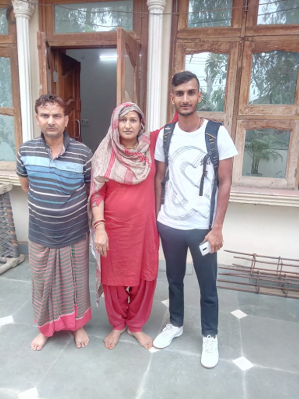 माता-पिता के साथ शाहबाज अहमद।