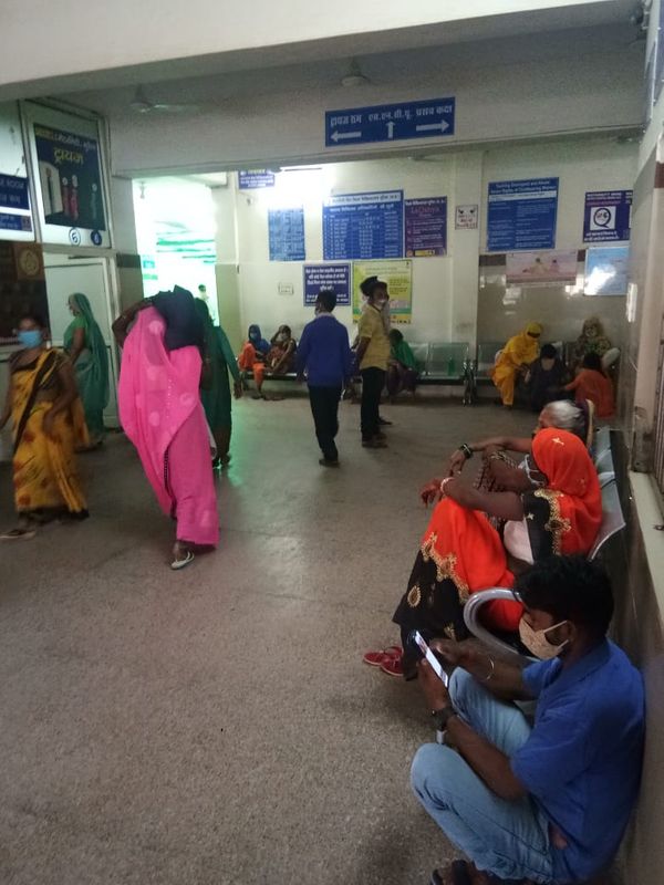जिलाअस्पताल में सटकर बैठे अटेण्डर