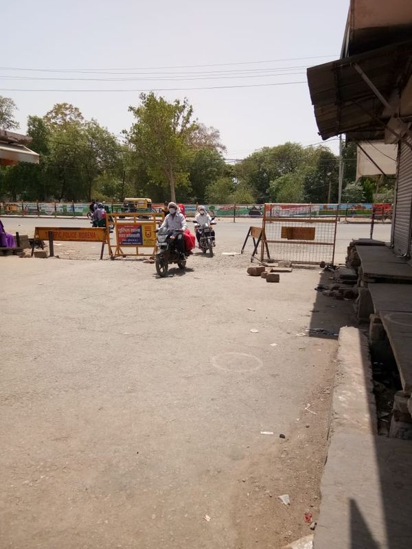 बस स्टेण्ड मुरैना पर खुला बेरीकेट व वहां से निकलते राहगीर