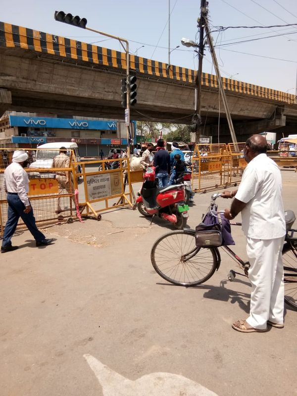 बस स्टेण्ड स्थित बैरियर पर लगा बेरेकेट, व राहगीरों को रोकती पुलिस