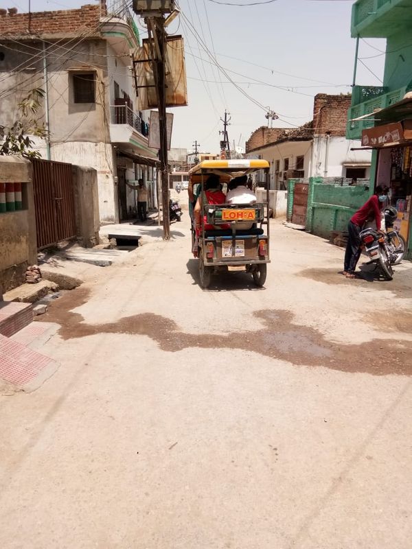 गलियों में सवारियों को ढोते ई-रिक्शा