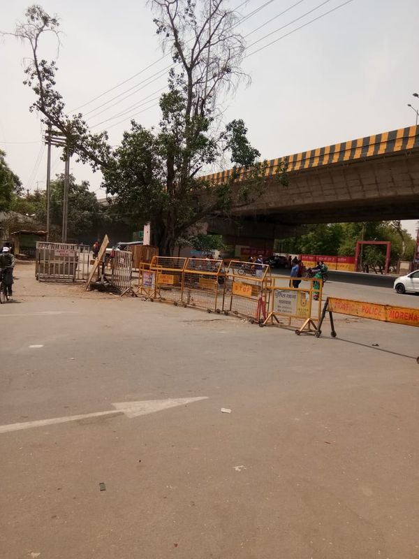 बैरियर चौराहे पर लगे बेरीकेट्स व पुलिस गायब
