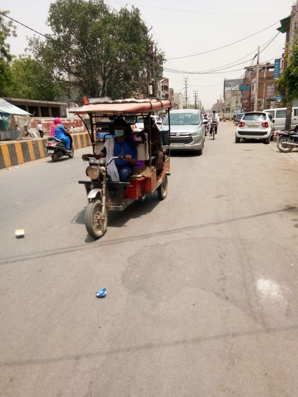 सड़क पर फर्राटा भर रहे वाहन