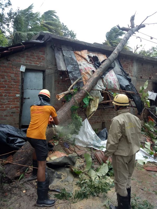 10 Photos Of Destruction । Cyclone Yaas in West Bengal । Odisha Jharkhand Balasore । Purba Medinipur Dhamra Bhadrak | समंदर का पानी घरों में घुसा, हवा ने उखाड़ फेंके सालों पुराने पेड़; ट्रेनों के पहिए थमे 11 बालेश्वर जिले के बलियापाल गांव में साइक्लोन की वजह से घर पर टूटकर गिरे पेड़ को हटाते राहत बचाव दल के कर्मी।