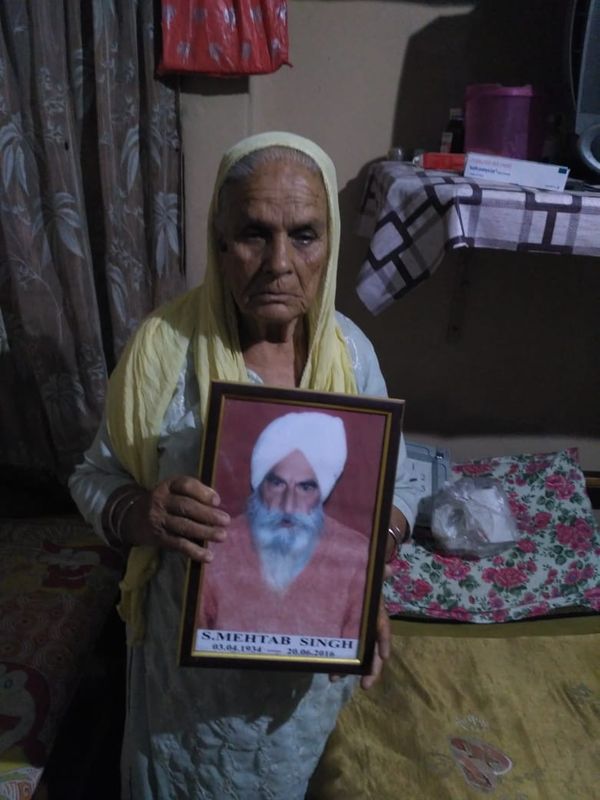 अमृत कौर वृद्धावस्था पेंशन और सरकारी राशन के भरोसे गुजर-बसर कर रही हैं।