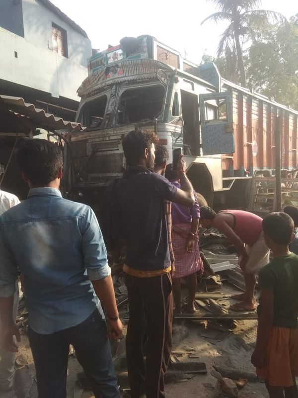 ट्रक की टक्कर से कई लोगों की जान चली गई है