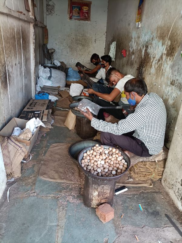 સોપારી ના કટીંગ માટે કારીગરોની ફોજ ખડકી દેવામાં આવી