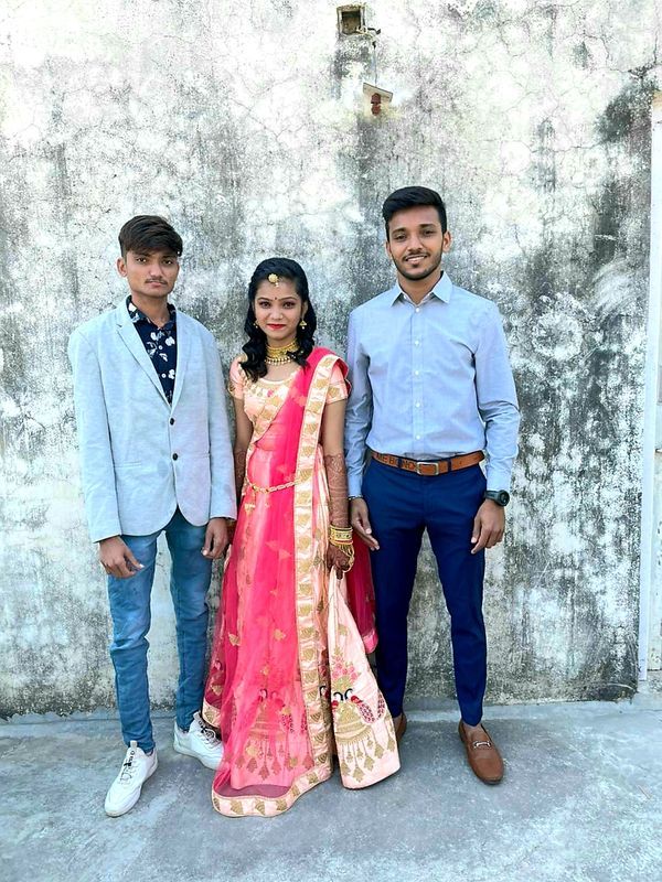 ભાઈ રાહુલ અને બહેન જિજ્ઞાસા સાથે ચેતનની તસવીર.