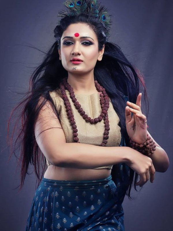 ईशा ने तमिल और तेलुगु फिल्मों में अभिनय किया है