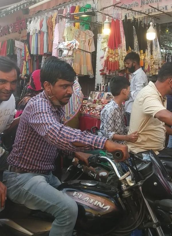 लखेरापुरा में बिना मास्क के घूमते ग्राहक।