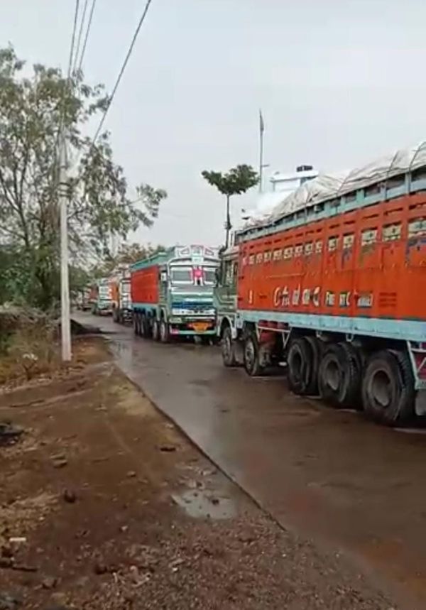 हम्माल नहीं मिलने से खड़े रहे ट्रक