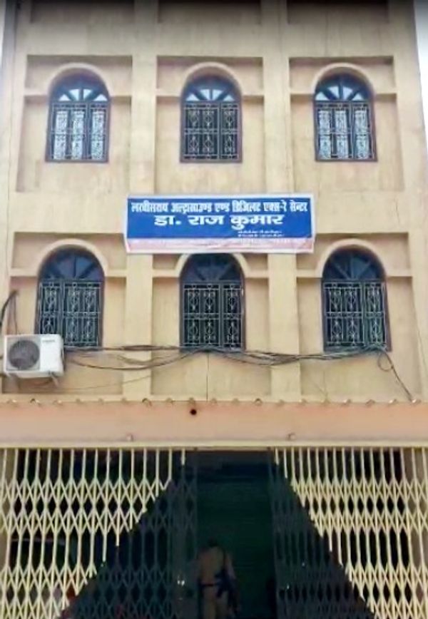 इसी मकान में प्रथम तल पर एक कमरे में मिली महिला की लाश।