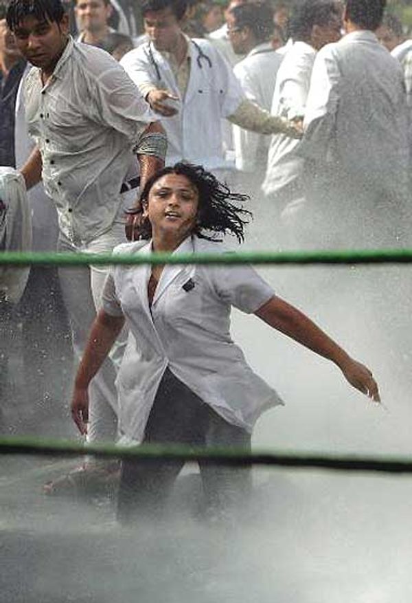 2006 में दिल्ली की मेडिकल स्टूडेंट अर्पिता मजूमदार रिजर्वेशन के खिलाफ हुए प्रदर्शनों का चेहरा बन गई थी। स्टूडेंट उच्च शिक्षण संस्थानों में OBC को 27% रिजर्वेशन को लेकर पूरे देश में विरोध हुआ था।