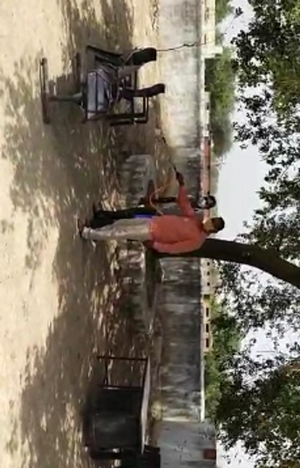थाने के अंदर सैनिटाइज करते हुए पुलिस जवाान।