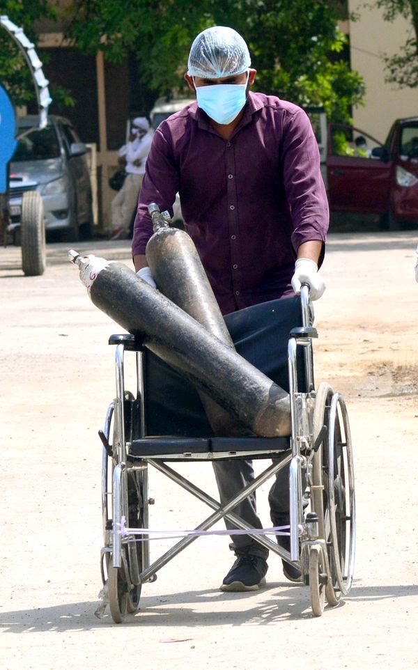 देश भर में ऑक्सीजन की किल्लत होने से मरीजों की जान मुश्किल में आ गई। कई जगह तो इसकी कालाबाजारी भी होने लगी।