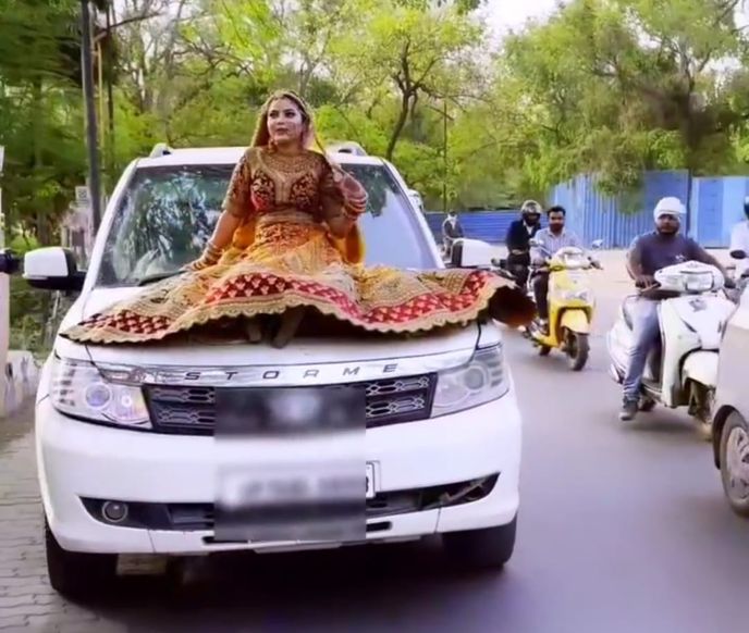 प्रयागराज की वर्णिका चौधरी का दो वीडियो वायरल होने पर ट्रैफिक पुलिस ने 15 हजार का चालान | VIDEO of girl making reel while sitting on a moving vehicle Traffic police challaned