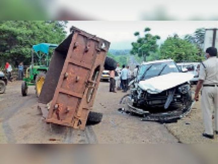 Tractor hit car in front, 2 youth injured ट्रैक्टर ने सामने से मारी